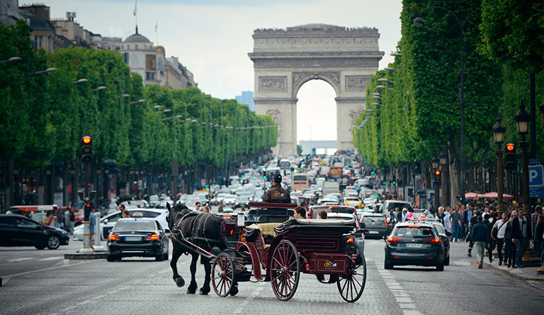 horsecart-at-arc-de-triomphe-paris-france