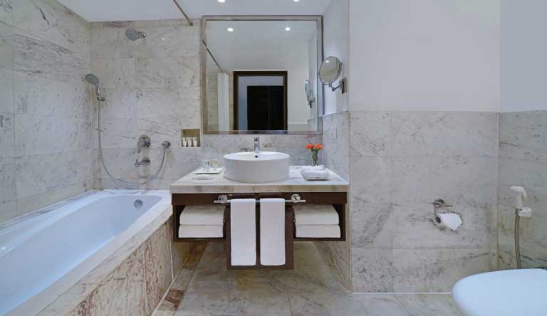 Radisson-Hotel-Agra-Suite-Washroom