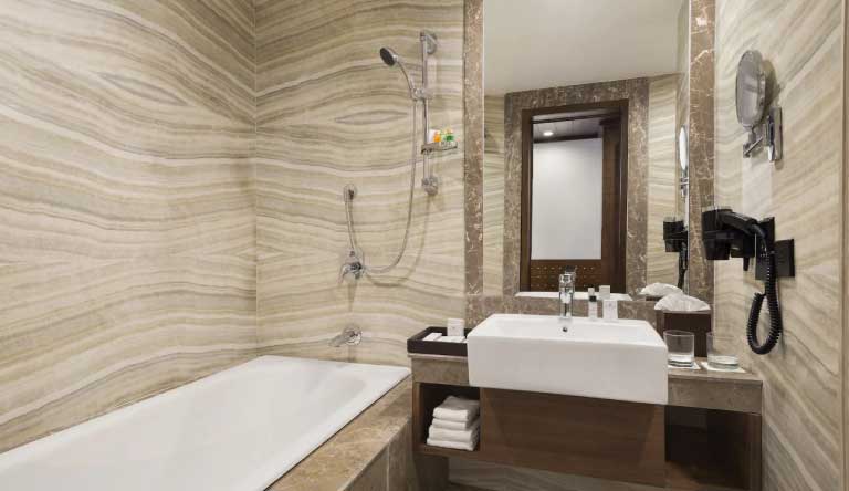 Ramada-Plaza-by-Wyndham-Guest-Room-Washroom2