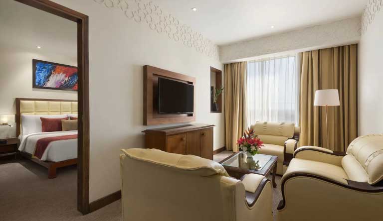 Ramada-Plaza-by-Wyndham-Guest-Room