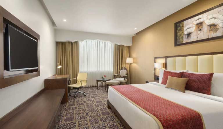 Ramada-Plaza-by-Wyndham-Guest-Room2
