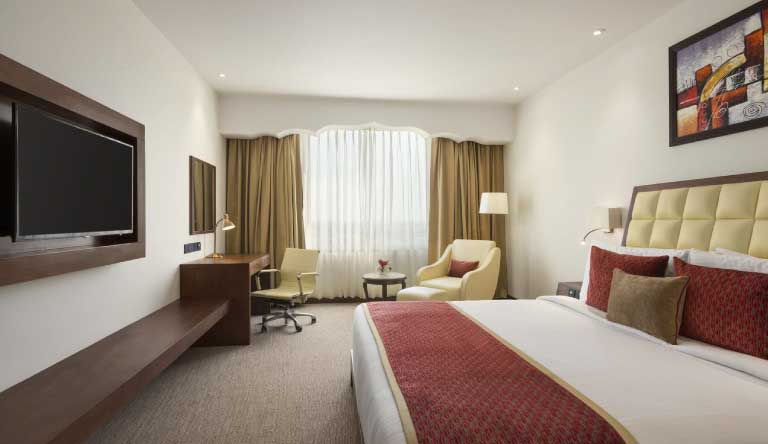 Ramada-Plaza-by-Wyndham-Guest-Room4