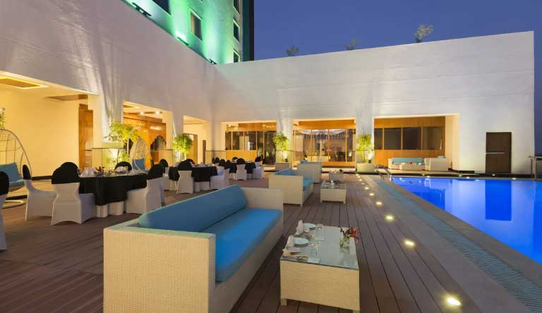 Ramada-Plaza-by-Wyndham-Pool-side