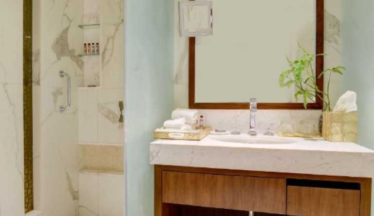 The-Gateway-Hotel-Executive-Room-PoolView-Bathroom