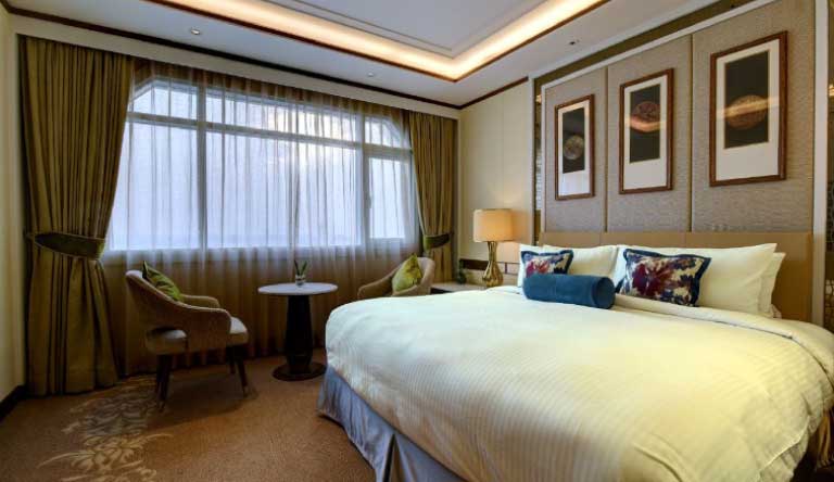 The-Gateway-Hotel-Executive-Room-PoolView-King-Bed