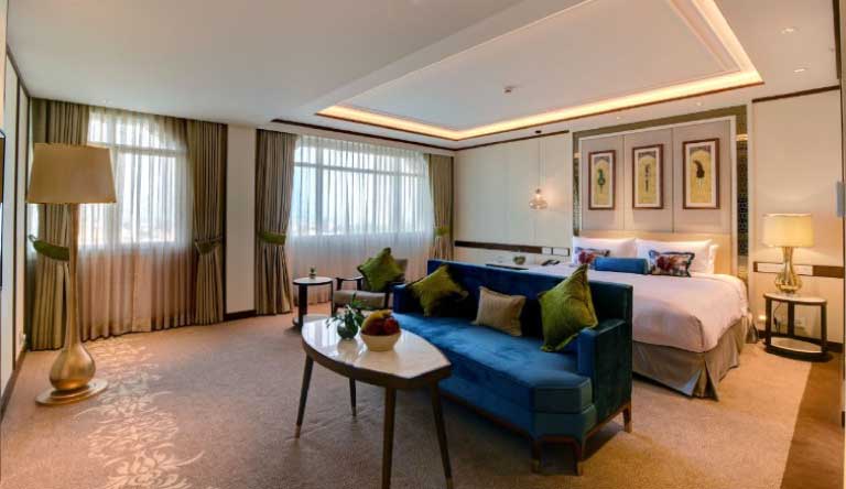The-Gateway-Hotel-Junior-Suite-PoolView-King-Bed