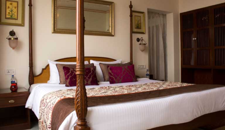 The-Gateway-Hotel-SeleQtions-Suite-City-View-King-Bed