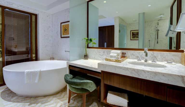The-Gateway-Hotel-SeleQtions-Suite-Taj-View-King-Bed-Bathroom