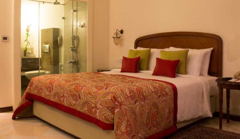 The-Gateway-Hotel-Superior-Room-City-View-King-Bed