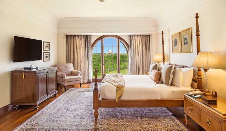 The-Oberoi-Amarvilas-Agra-Luxury-Suite-Bedroom