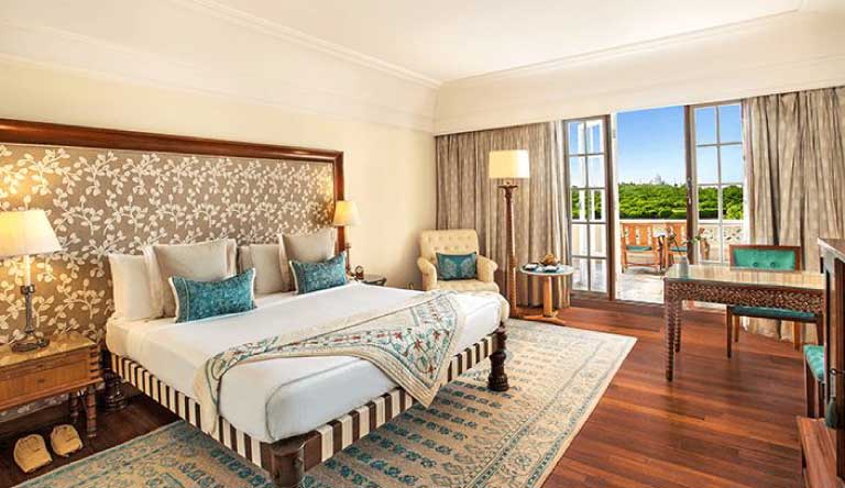 The-Oberoi-Amarvilas-Agra-Premier-Room-with-Balcony