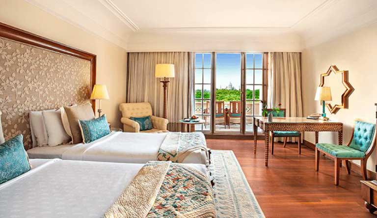 The-Oberoi-Amarvilas-Agra-Premier-Room-with-Balcony1