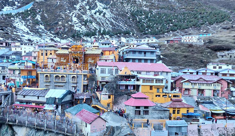 badrinath-temple-as-seen-across-the-river-uttrakhand-india