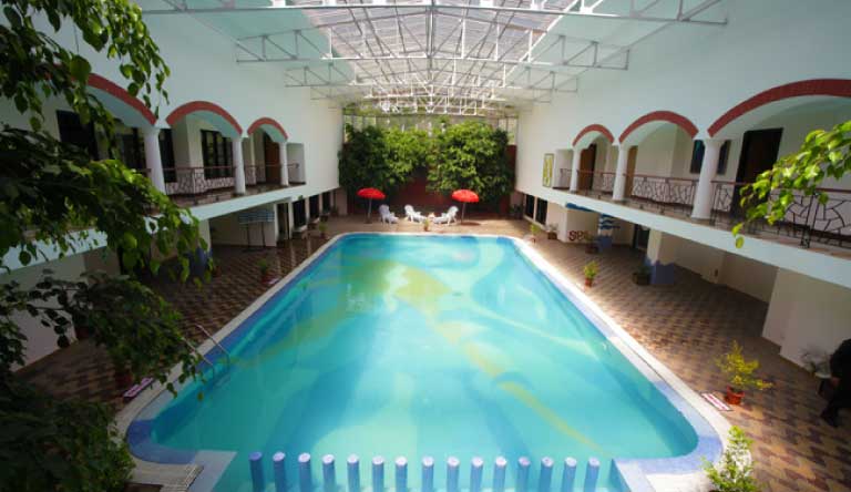 Hotel-Country-Inn-Pool
