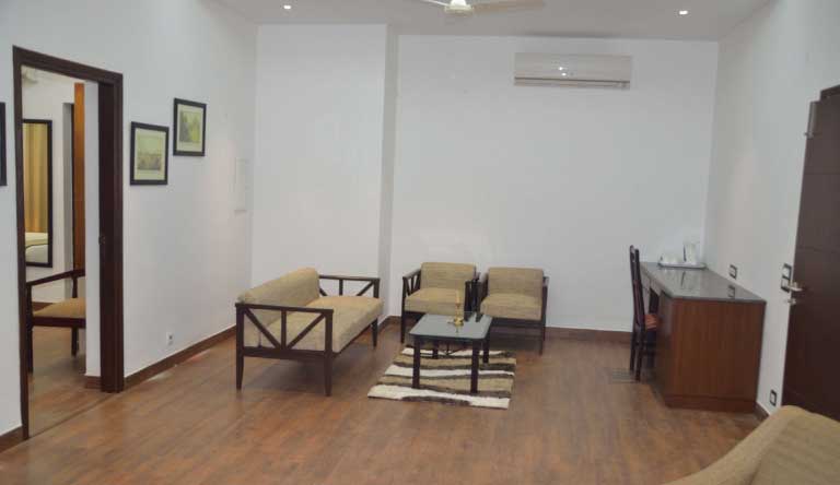 Corbett-Ramganga-Resort-Suite-Living-Room-WritingTable
