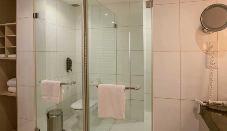 Caravela-Beach-Resort-Presidential-Villa-Bathroom