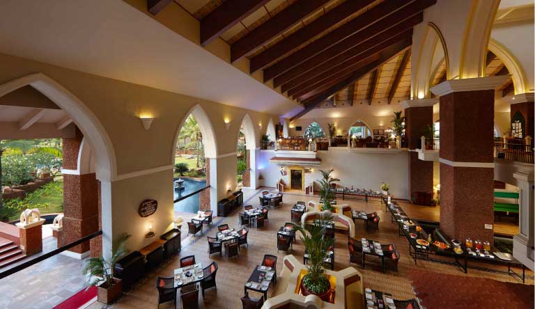 Caravela-Beach-Resort-Restaurant-Lanai