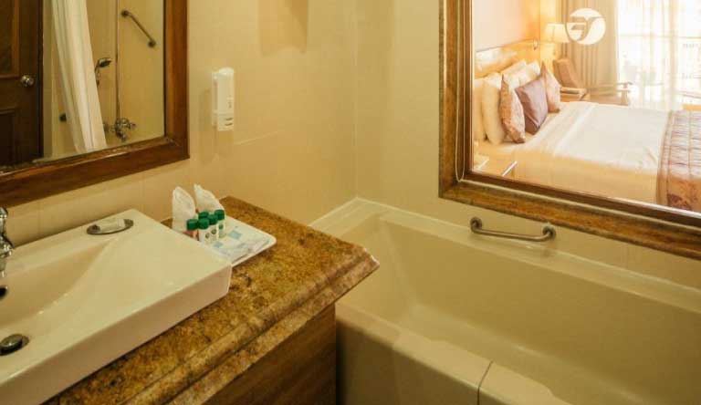 Fortune-Acron-Regina-Luxury-Room3