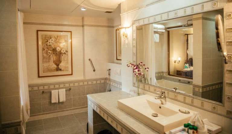 Fortune-Acron-Regina-Suite-Room-Washroom