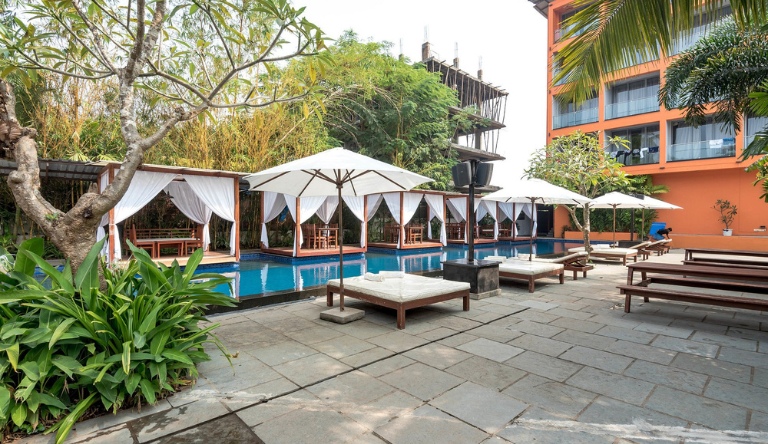 SinQ-party-hotel-pool