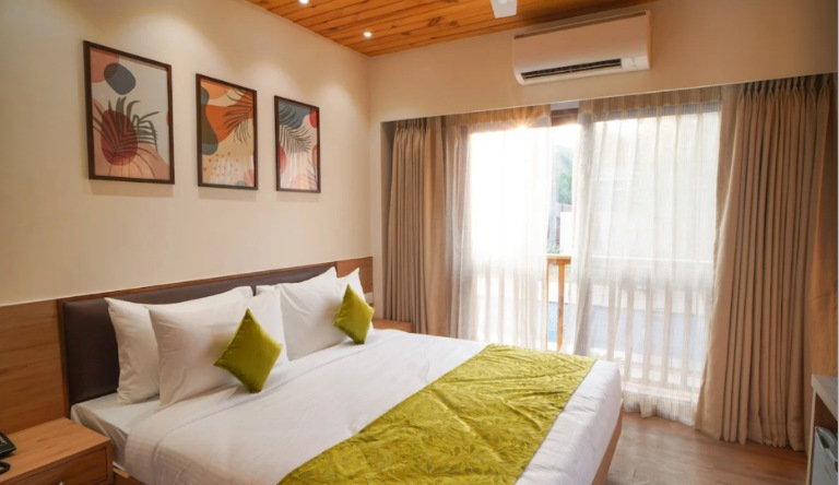 TreeHouse-mars-beach-cottages-pool-facing