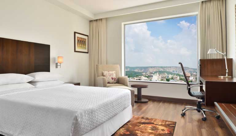 Four-Points-By-Sheraton-King-Cityview-Guestroom