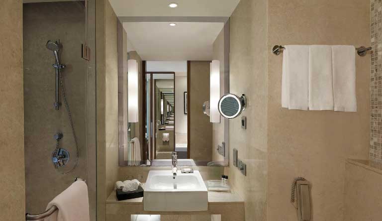Holiday-Inn-Jaipur-Guest-Bathroom