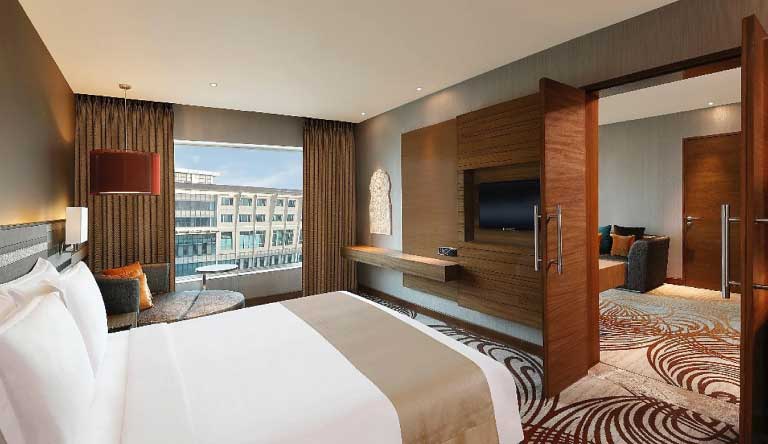 Holiday-Inn-Jaipur-Suite1
