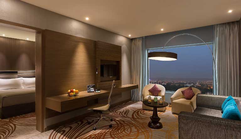 Holiday-Inn-Jaipur-suite