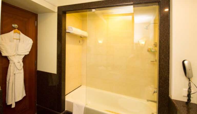 Hotel-Bella-Casa-Club-Room-Bathroom