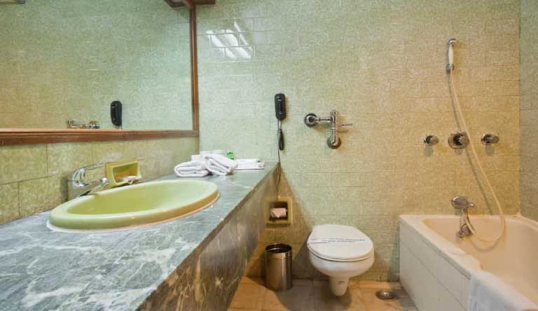 Hotel-Jaipur-Palace-Deluxe-Bathroom
