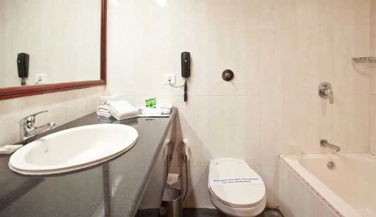 Hotel-Jaipur-Palace-Standard-Bathroom