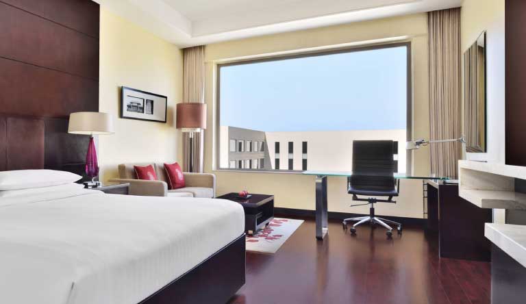 Jaipur-Marriott-Hotel-Deluxe-Room-King-Bed