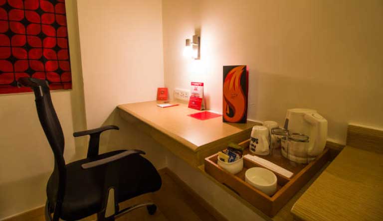 Red-Fox-Hotel-Work-station-room