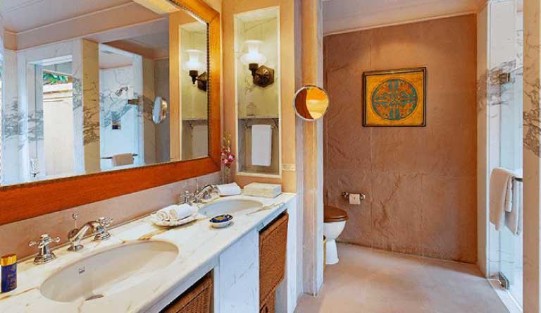 The-Oberoi-Rajvillas-Luxury-Villa-with-Pool-Washroom