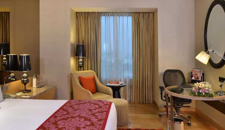 The-Radisson-Blu-Guestroom1