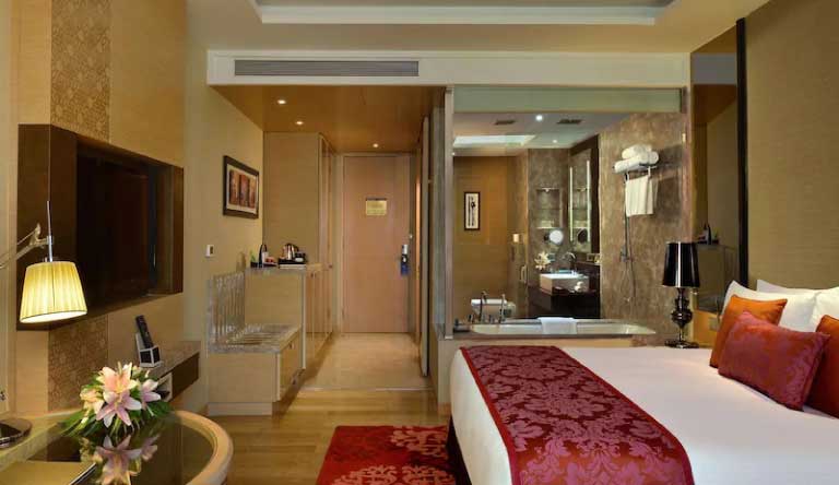 The-Radisson-Blu-Guestroom2