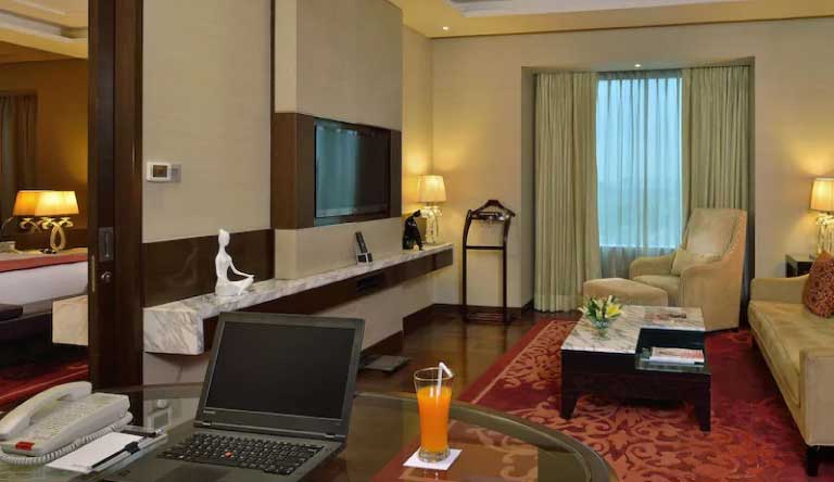 The-Radisson-Blu-Guestroom3