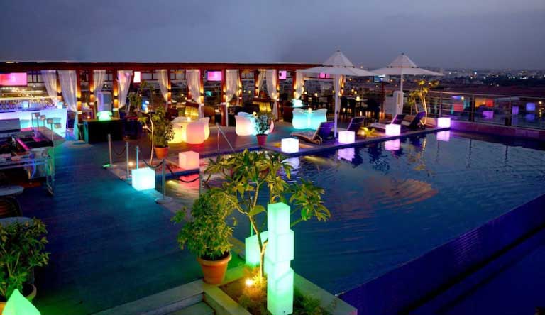 The-Radisson-Blu-Pool1