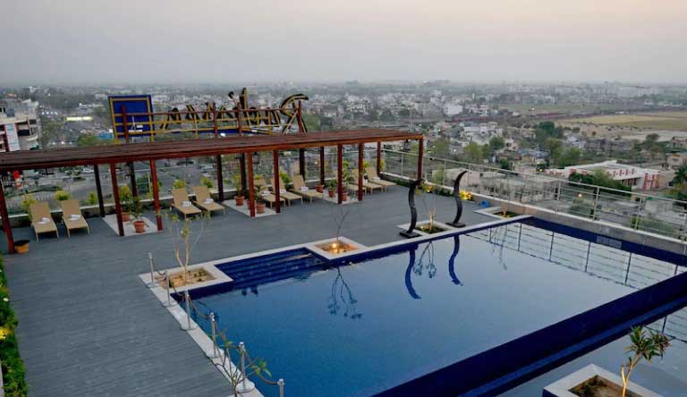 The-Radisson-Blu-Pool2