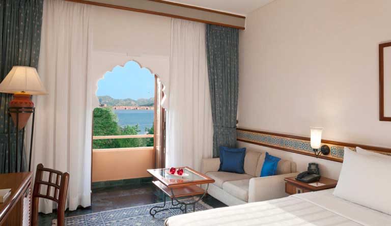 Trident-Jaipur-Deluxe-Room-Lake-View1