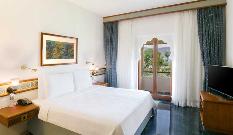 Trident-Jaipur-Deluxe-Room-Lake-View2