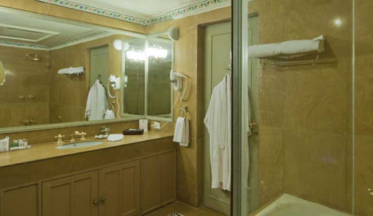 Fort-Rajwada-Jaisalmer-Royale-Suite-Washroom