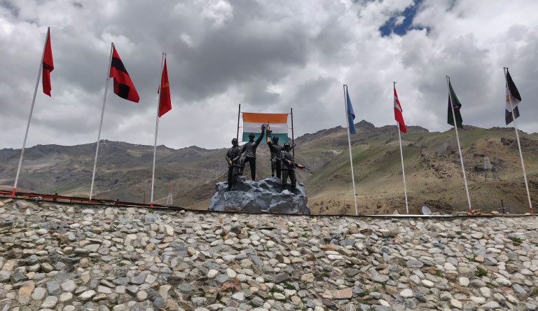 statue-war-memorial-kargil-leh-india