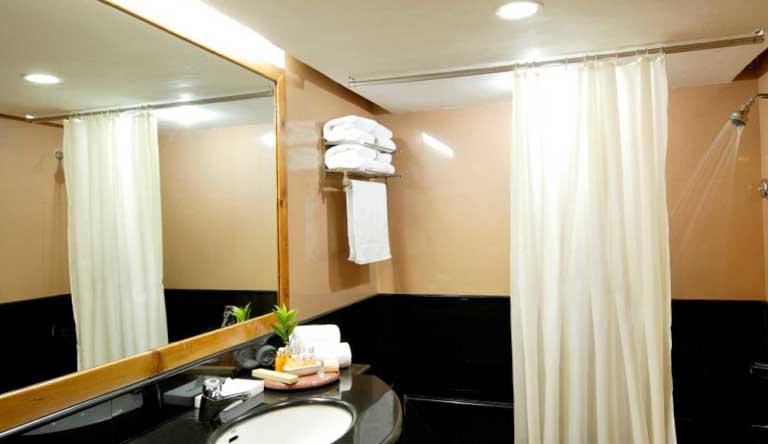ManuAllaya-Deluxe-Room-Bathroom1