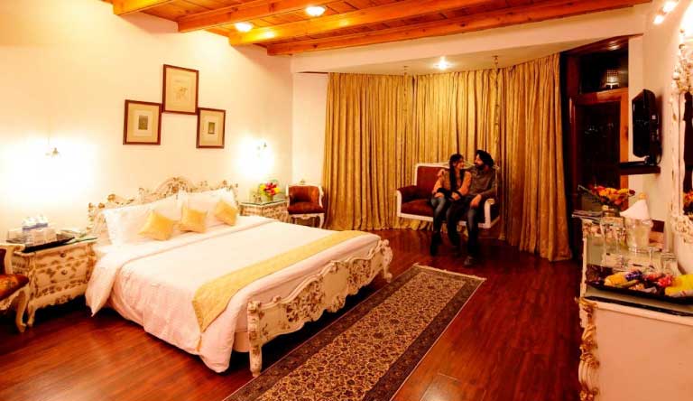 ManuAllaya-Royal-Suite-Bedroom