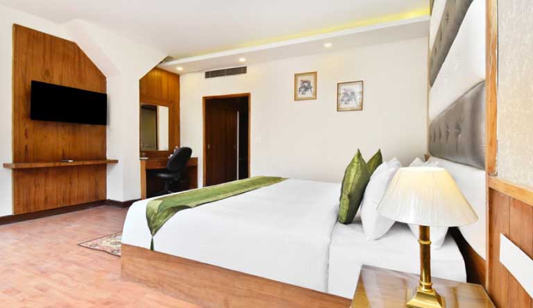 Snow-Crest-Manor-Maple1