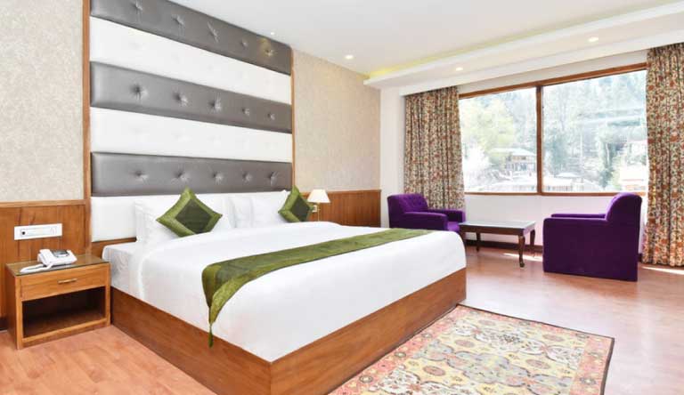 Snow-Crest-Manor-Maple10