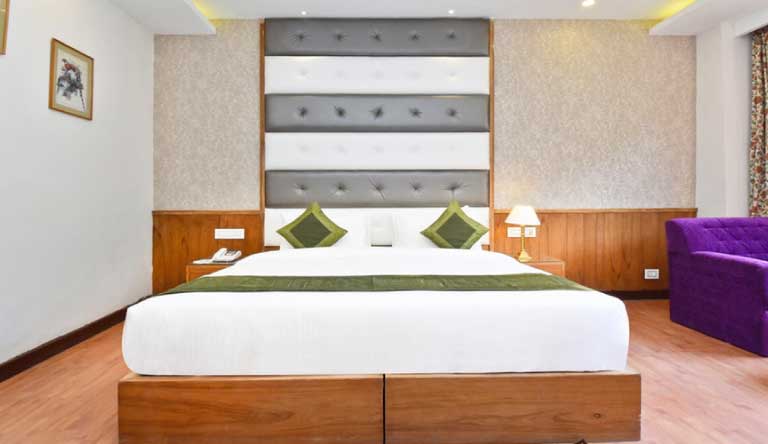 Snow-Crest-Manor-Maple11