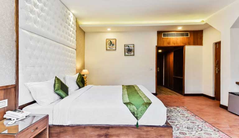 Snow-Crest-Manor-Maple8